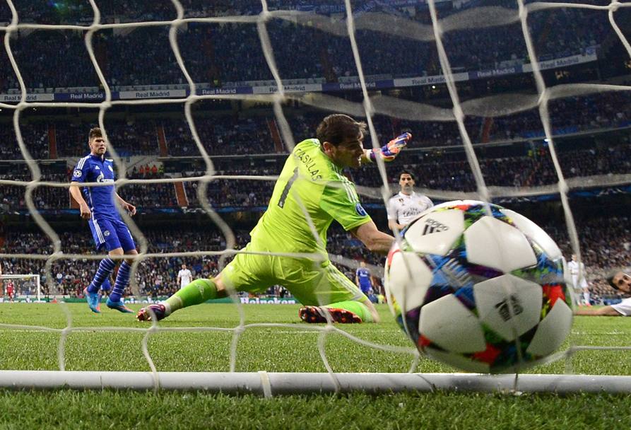 Lo Schalke mette subito paura al Real: Casillas incerto, si fa bucare da Fuchs. 1-0, ma all’andata il Madrid ha vinto 2-0. Afp